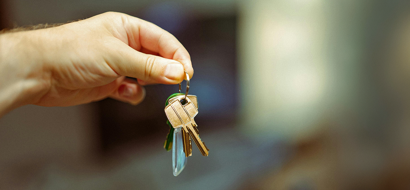 hand holding housekeys.